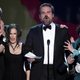 David Harbour, en el centro, durante su discurso en la gala SAG